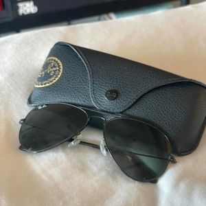 ALL BLACK RAY-BAN AVIATORS